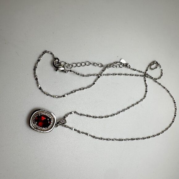 1.3ct Mozambique Garnet with halo of cz diamonds, pendant on a 18" 925 chain! - Picture 4 of 15